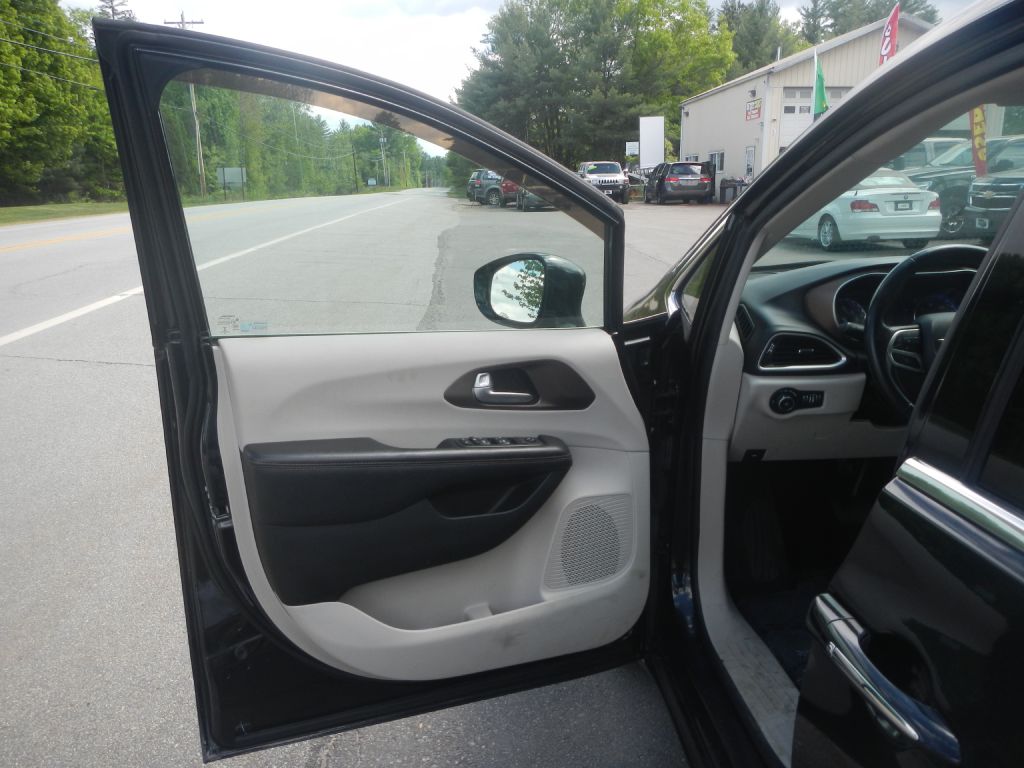 Photo 42 of this CHRYSLER PACIFICA