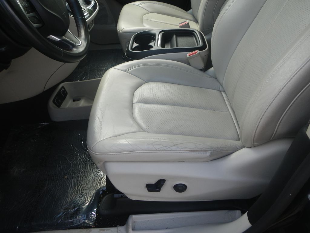 Photo 44 of this CHRYSLER PACIFICA