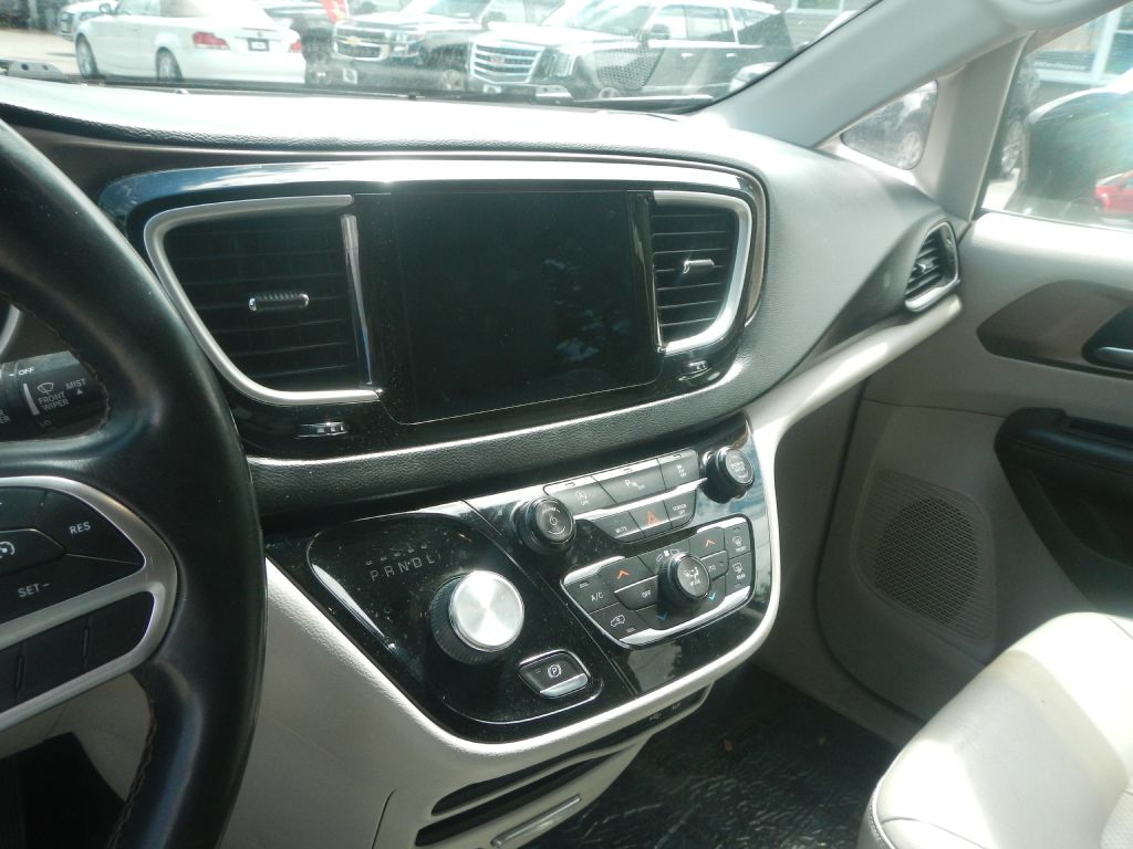 Photo 46 of this CHRYSLER PACIFICA
