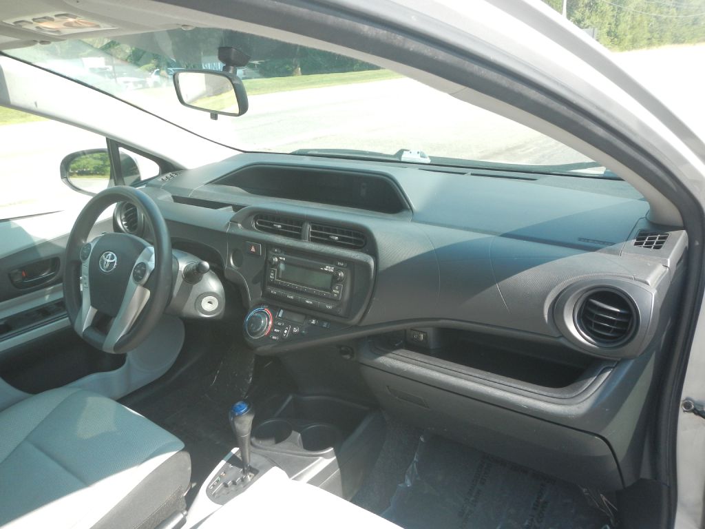 Photo 4 of this TOYOTA PRIUS C