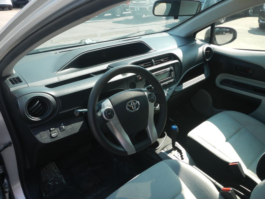Photo 10 of this TOYOTA PRIUS C