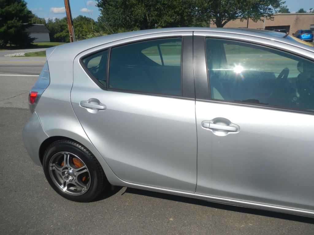 Photo 14 of this TOYOTA PRIUS C