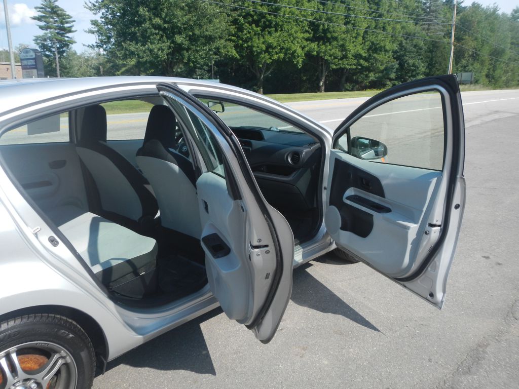 Photo 17 of this TOYOTA PRIUS C