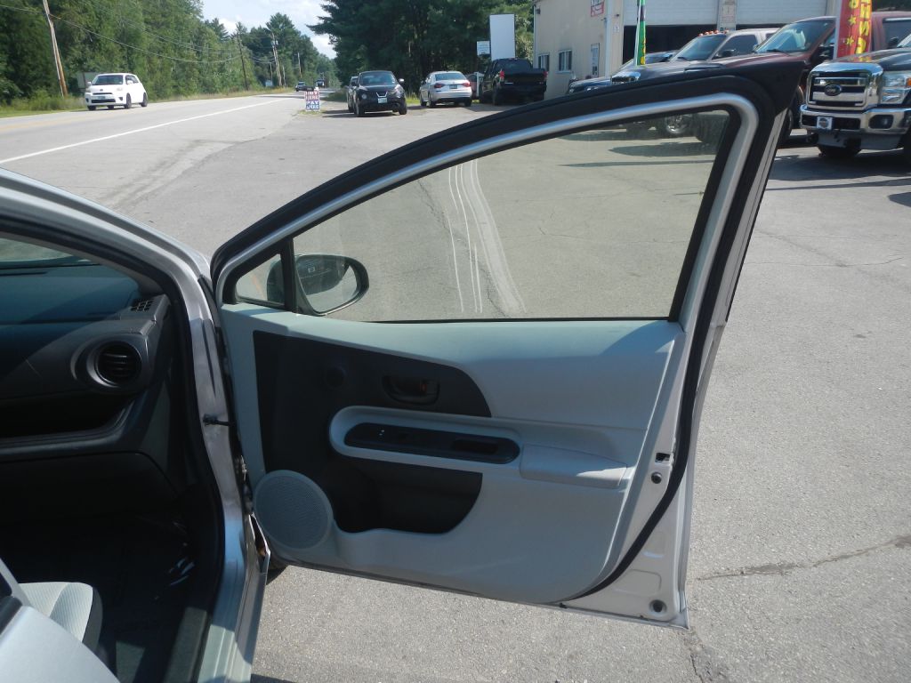 Photo 18 of this TOYOTA PRIUS C