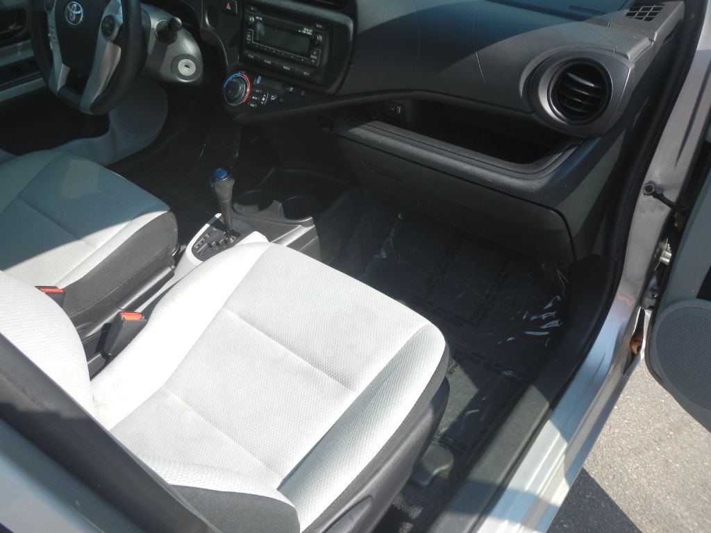 Photo 19 of this TOYOTA PRIUS C