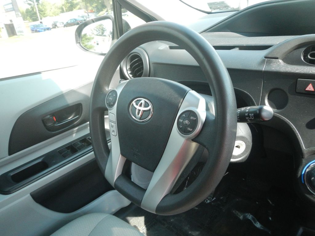 Photo 21 of this TOYOTA PRIUS C