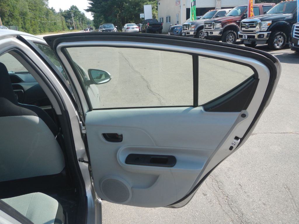 Photo 25 of this TOYOTA PRIUS C
