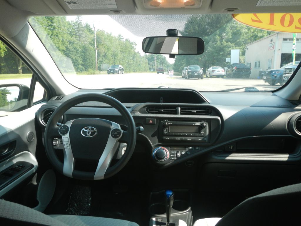 Photo 28 of this TOYOTA PRIUS C