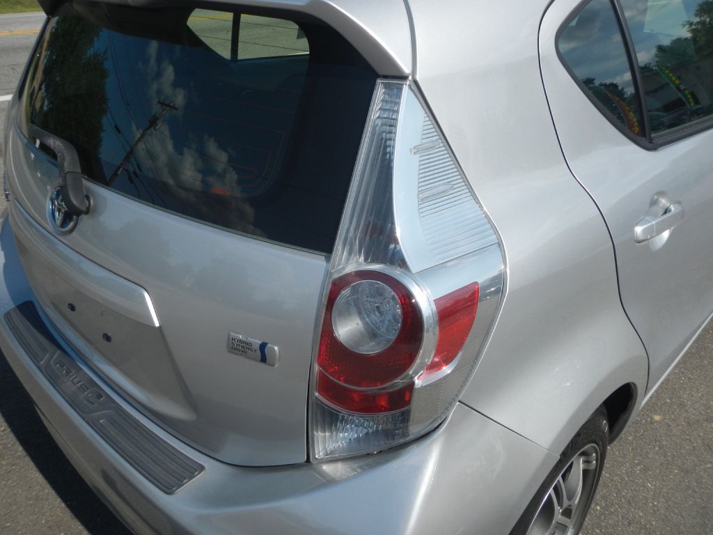 Photo 29 of this TOYOTA PRIUS C