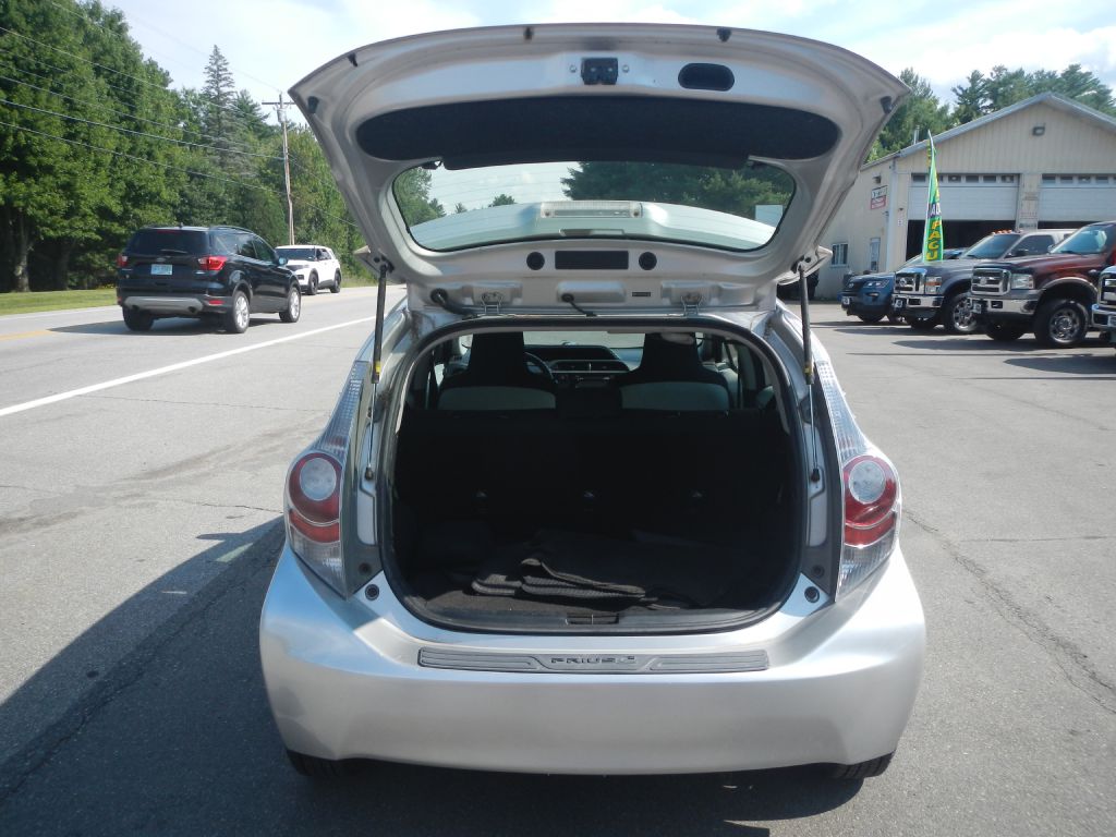 Photo 34 of this TOYOTA PRIUS C