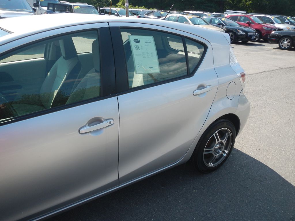 Photo 37 of this TOYOTA PRIUS C