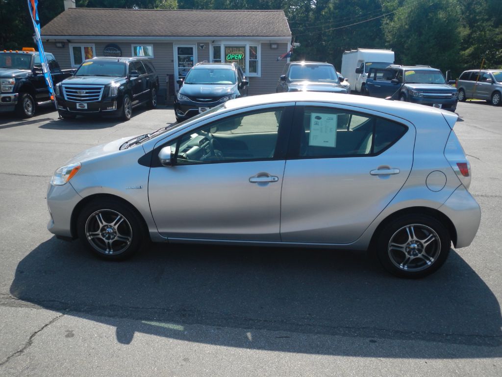 Photo 38 of this TOYOTA PRIUS C