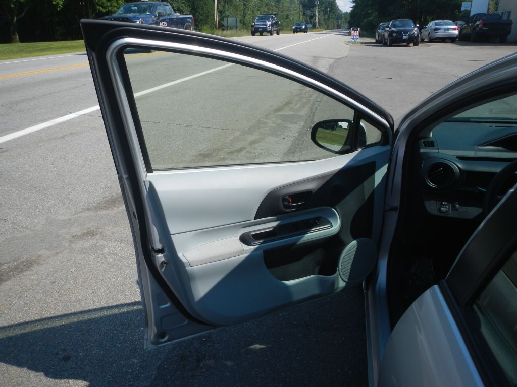 Photo 44 of this TOYOTA PRIUS C