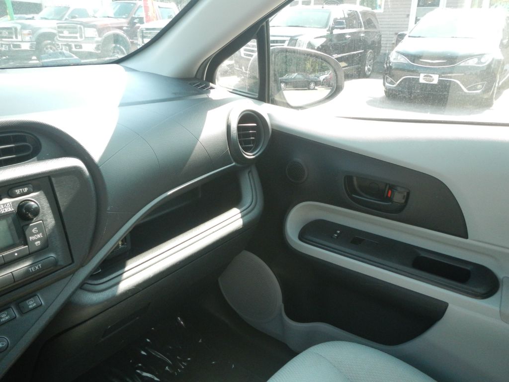 Photo 47 of this TOYOTA PRIUS C
