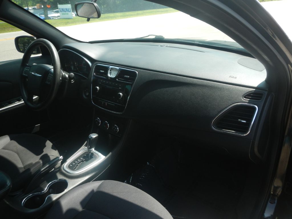 Photo 4 of this CHRYSLER 200