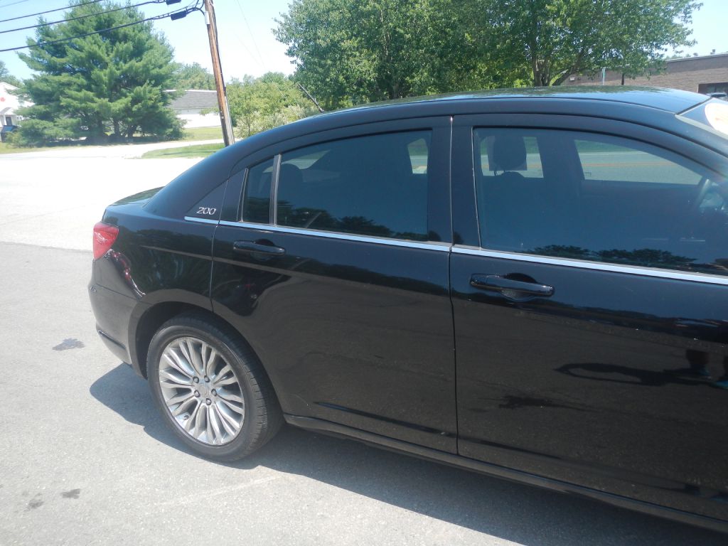 Photo 13 of this CHRYSLER 200