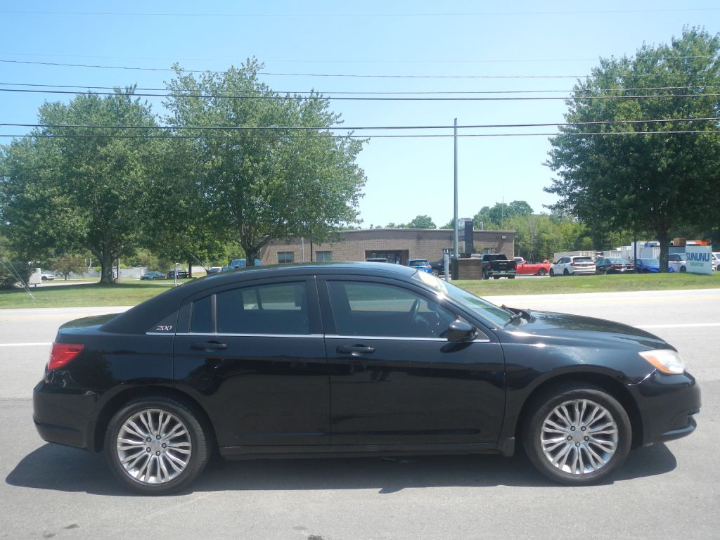 Photo 14 of this CHRYSLER 200