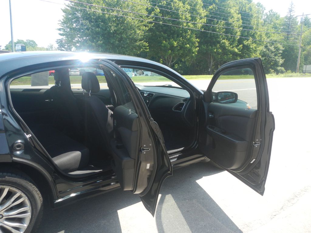 Photo 15 of this CHRYSLER 200