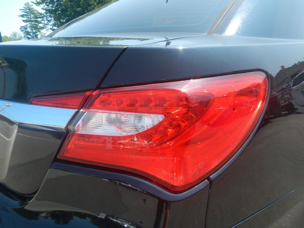 Photo 31 of this CHRYSLER 200
