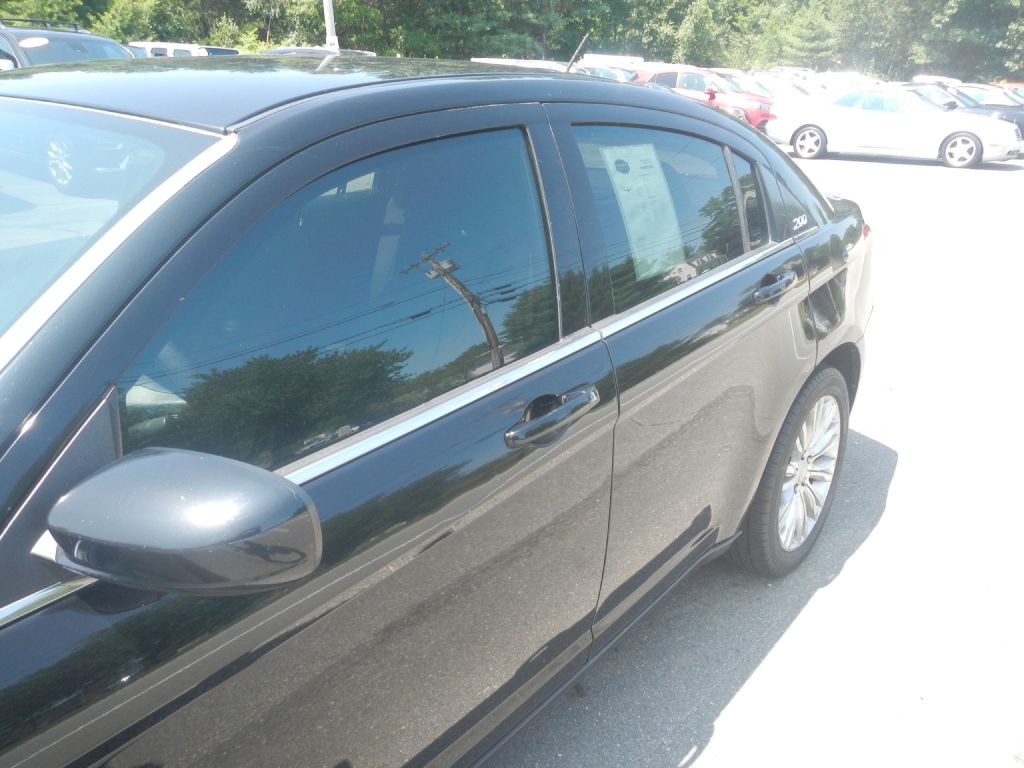 Photo 36 of this CHRYSLER 200