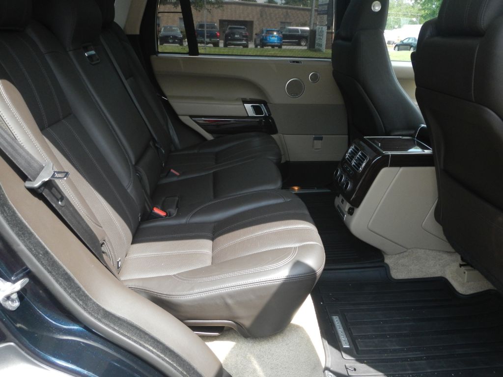 Photo 27 of this LAND ROVER RANGE ROVER