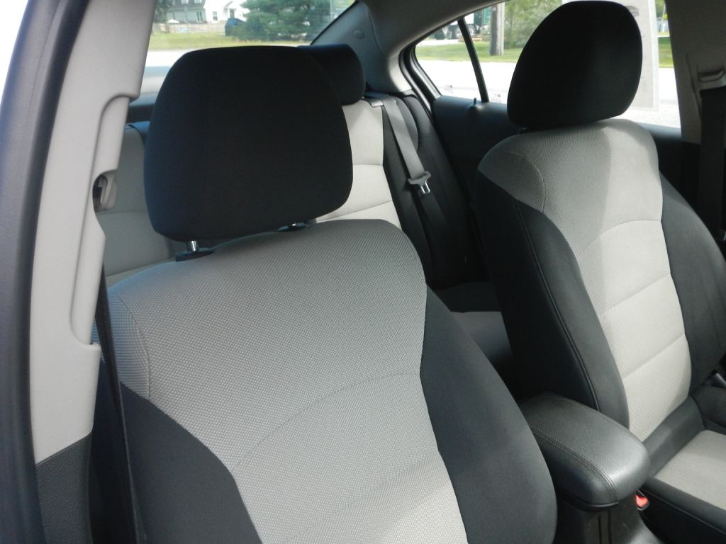Photo 3 of this CHEVROLET CRUZE