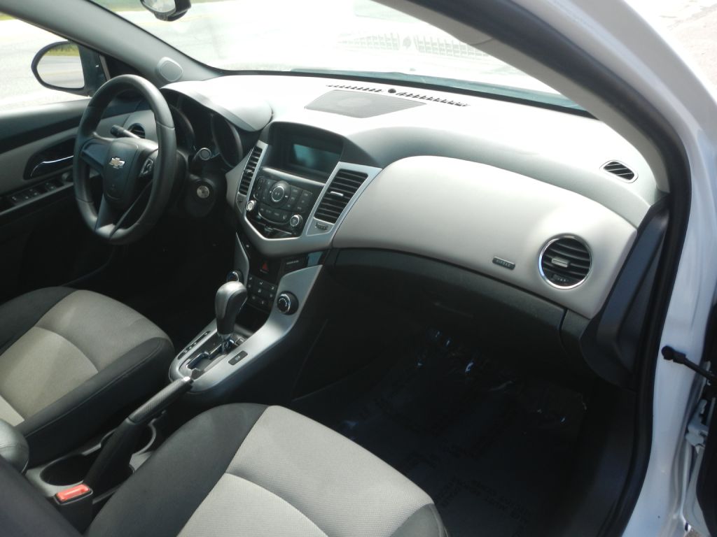 Photo 4 of this CHEVROLET CRUZE