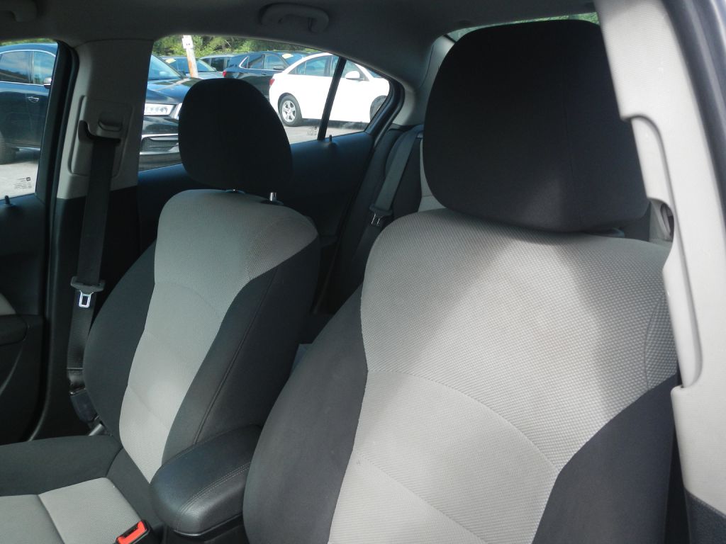 Photo 9 of this CHEVROLET CRUZE