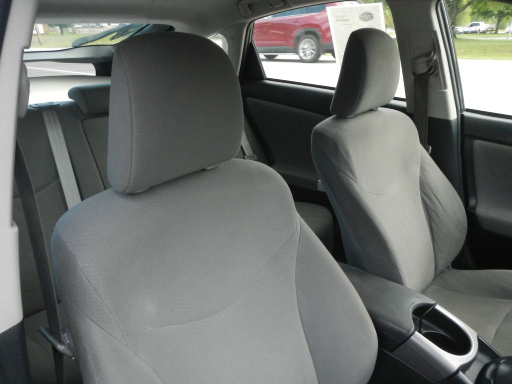 Photo 3 of this TOYOTA PRIUS PLUG-IN