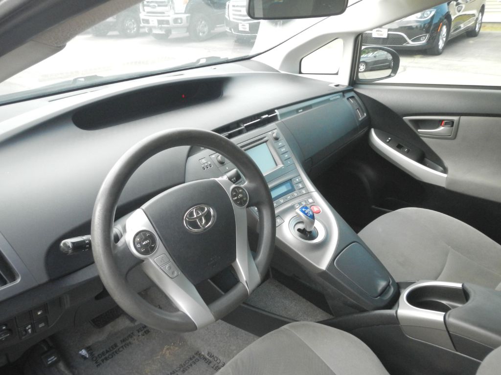 Photo 9 of this TOYOTA PRIUS PLUG-IN
