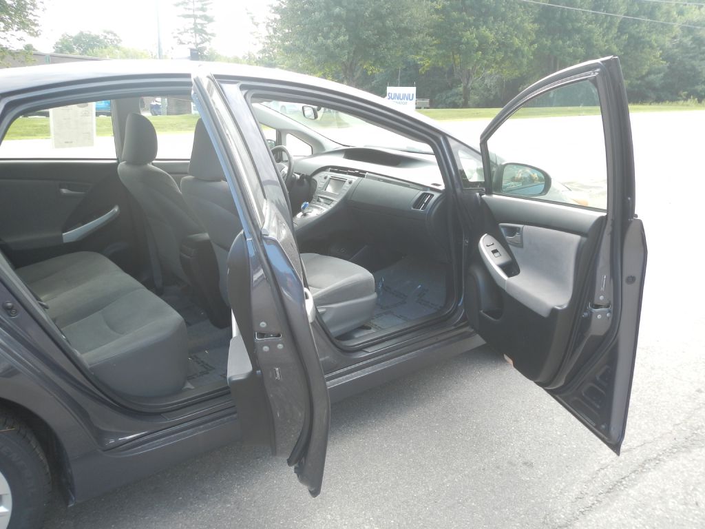 Photo 16 of this TOYOTA PRIUS PLUG-IN
