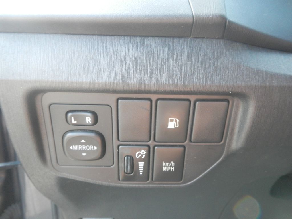 Photo 56 of this TOYOTA PRIUS PLUG-IN