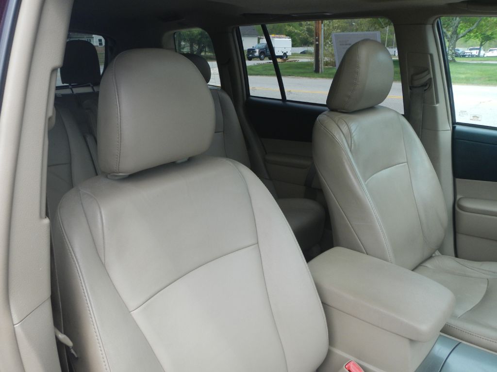 Photo 3 of this TOYOTA HIGHLANDER AWD