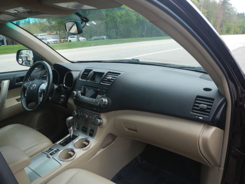 Photo 4 of this TOYOTA HIGHLANDER AWD