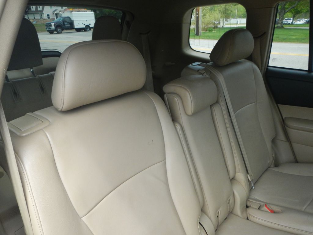 Photo 5 of this TOYOTA HIGHLANDER AWD