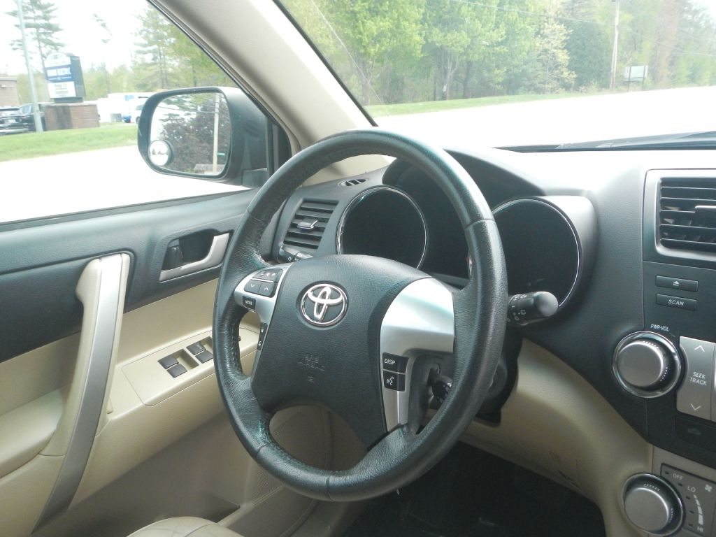 Photo 18 of this TOYOTA HIGHLANDER AWD