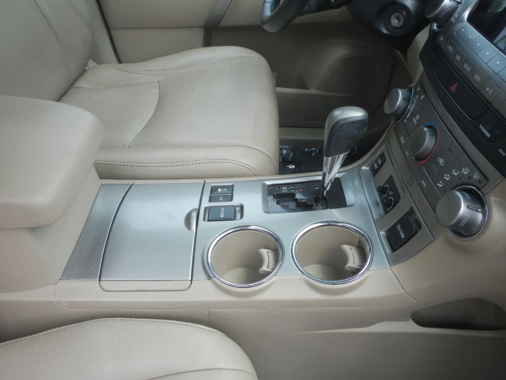 Photo 20 of this TOYOTA HIGHLANDER AWD