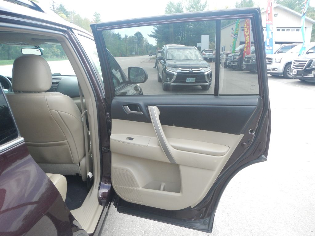 Photo 23 of this TOYOTA HIGHLANDER AWD