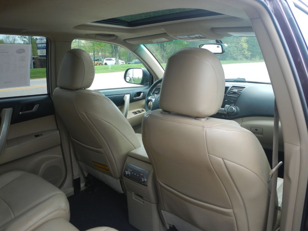 Photo 24 of this TOYOTA HIGHLANDER AWD