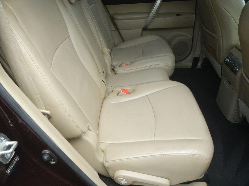 Photo 28 of this TOYOTA HIGHLANDER AWD