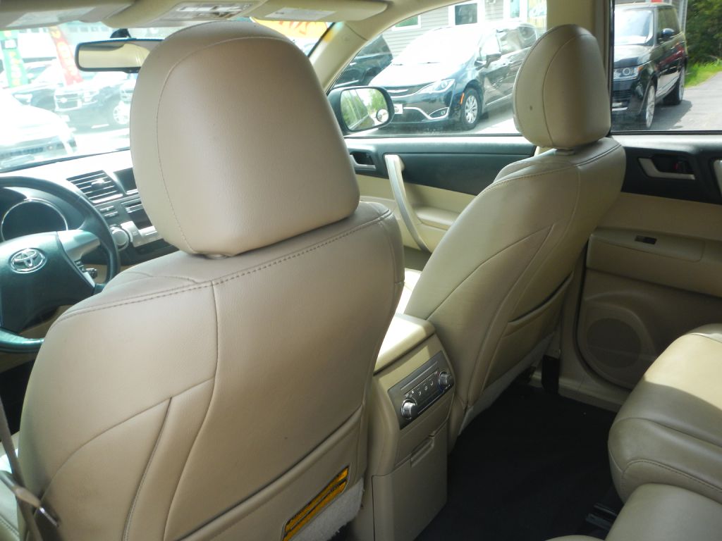 Photo 44 of this TOYOTA HIGHLANDER AWD