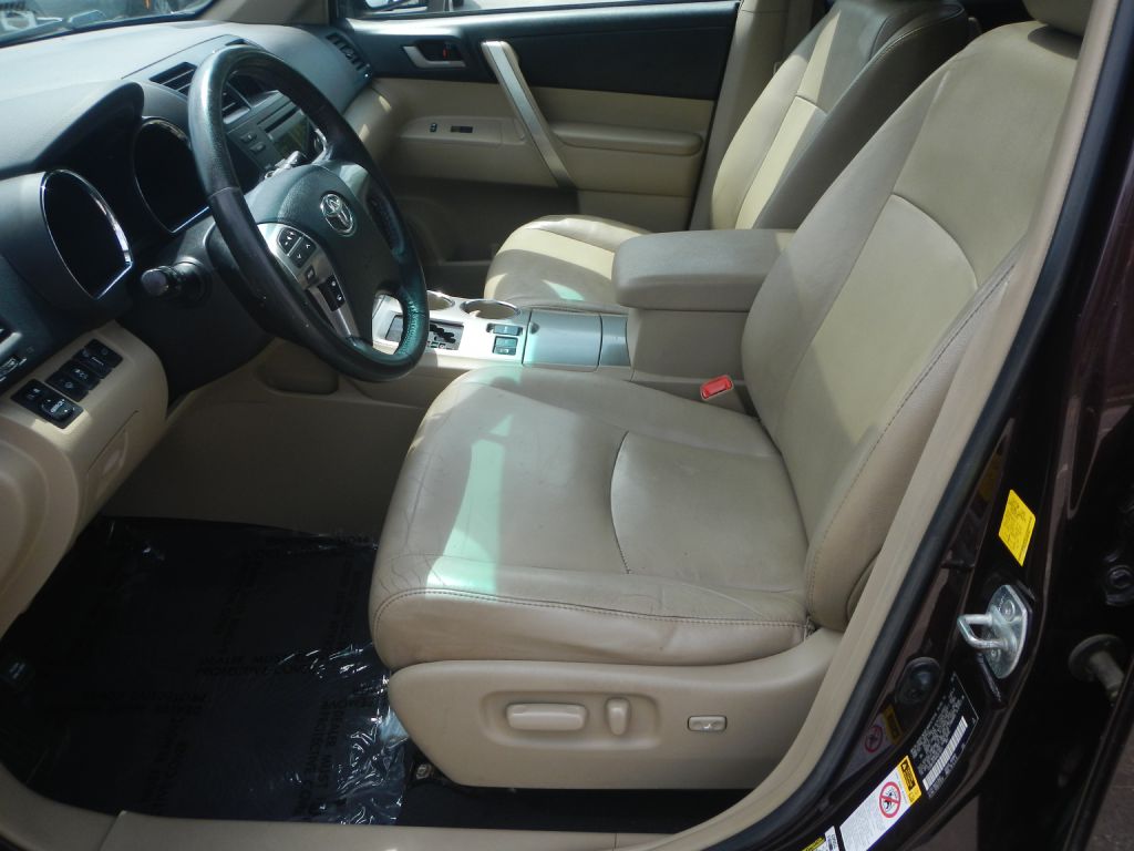Photo 48 of this TOYOTA HIGHLANDER AWD