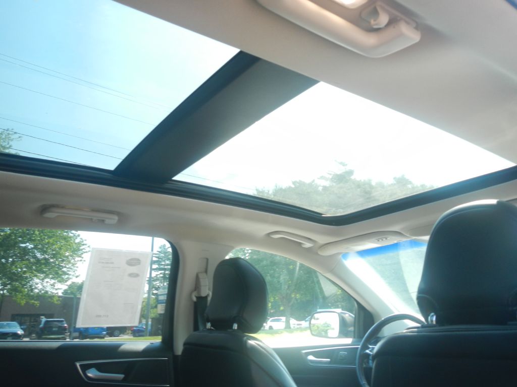 Photo 22 of this FORD EDGE AWD