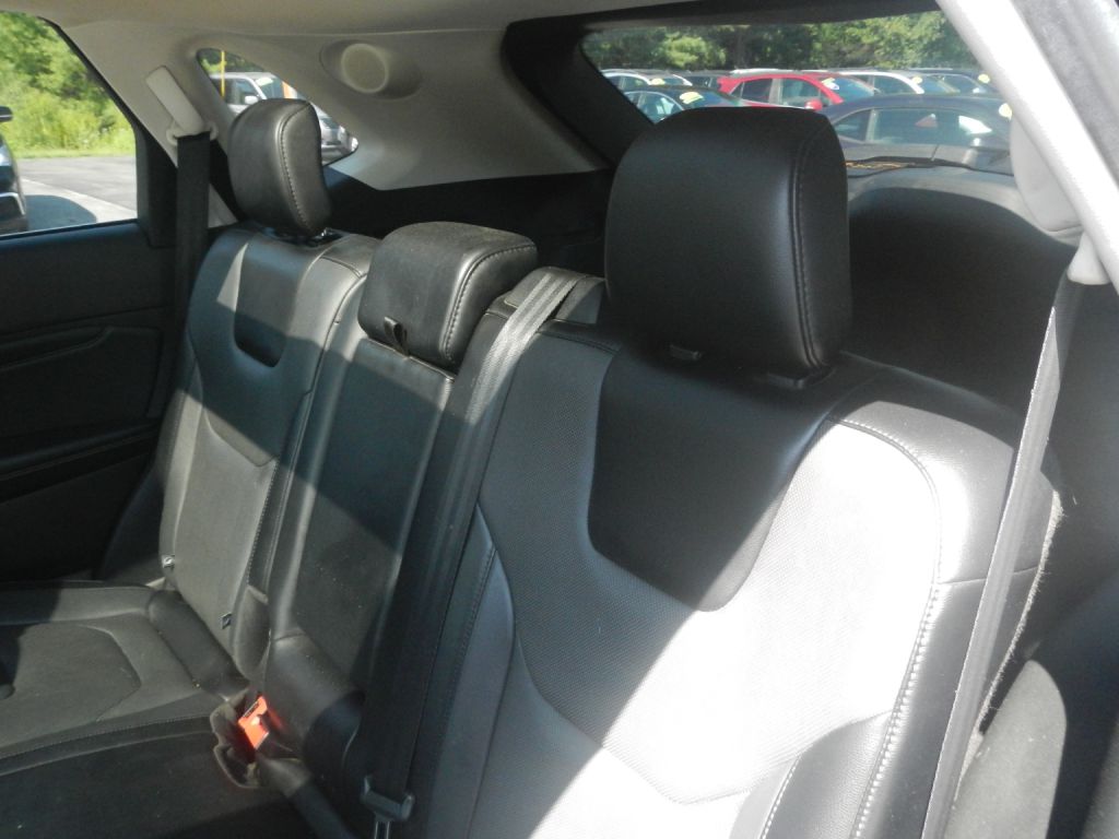 Photo 40 of this FORD EDGE AWD