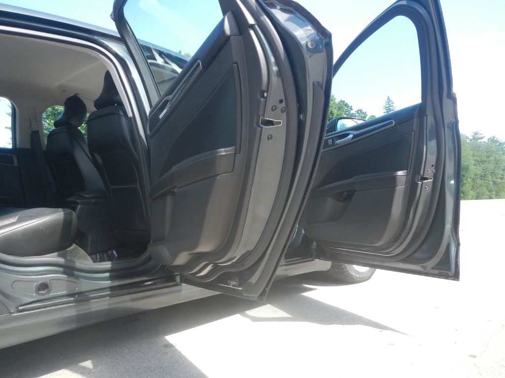 Photo 17 of this FORD FUSION