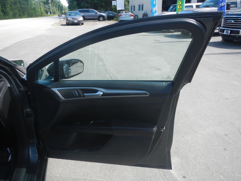 Photo 18 of this FORD FUSION