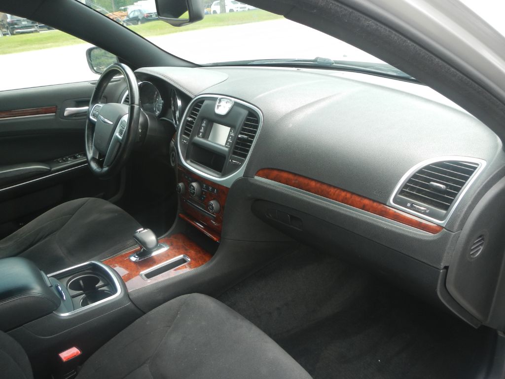 Photo 4 of this CHRYSLER 300