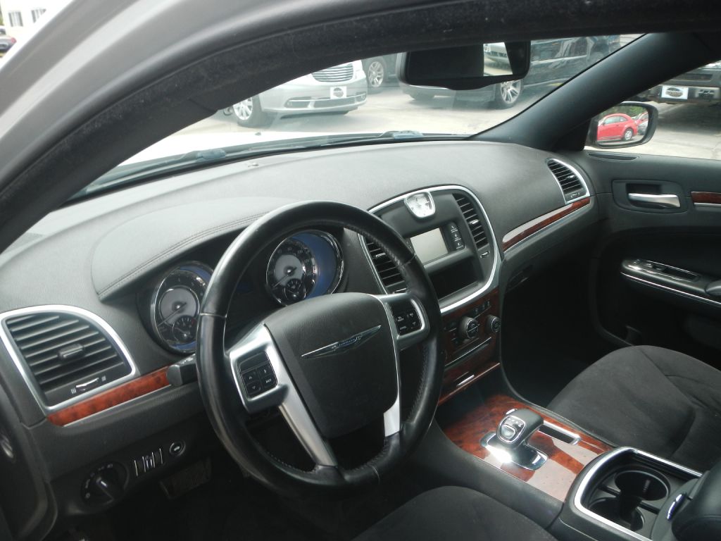 Photo 9 of this CHRYSLER 300