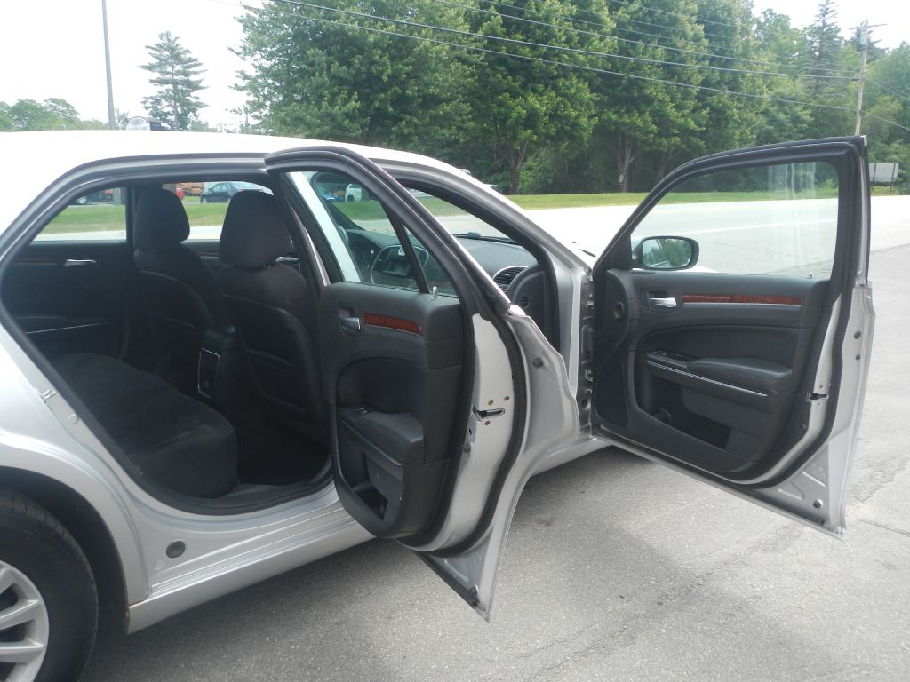 Photo 16 of this CHRYSLER 300