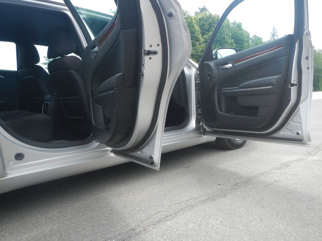 Photo 17 of this CHRYSLER 300